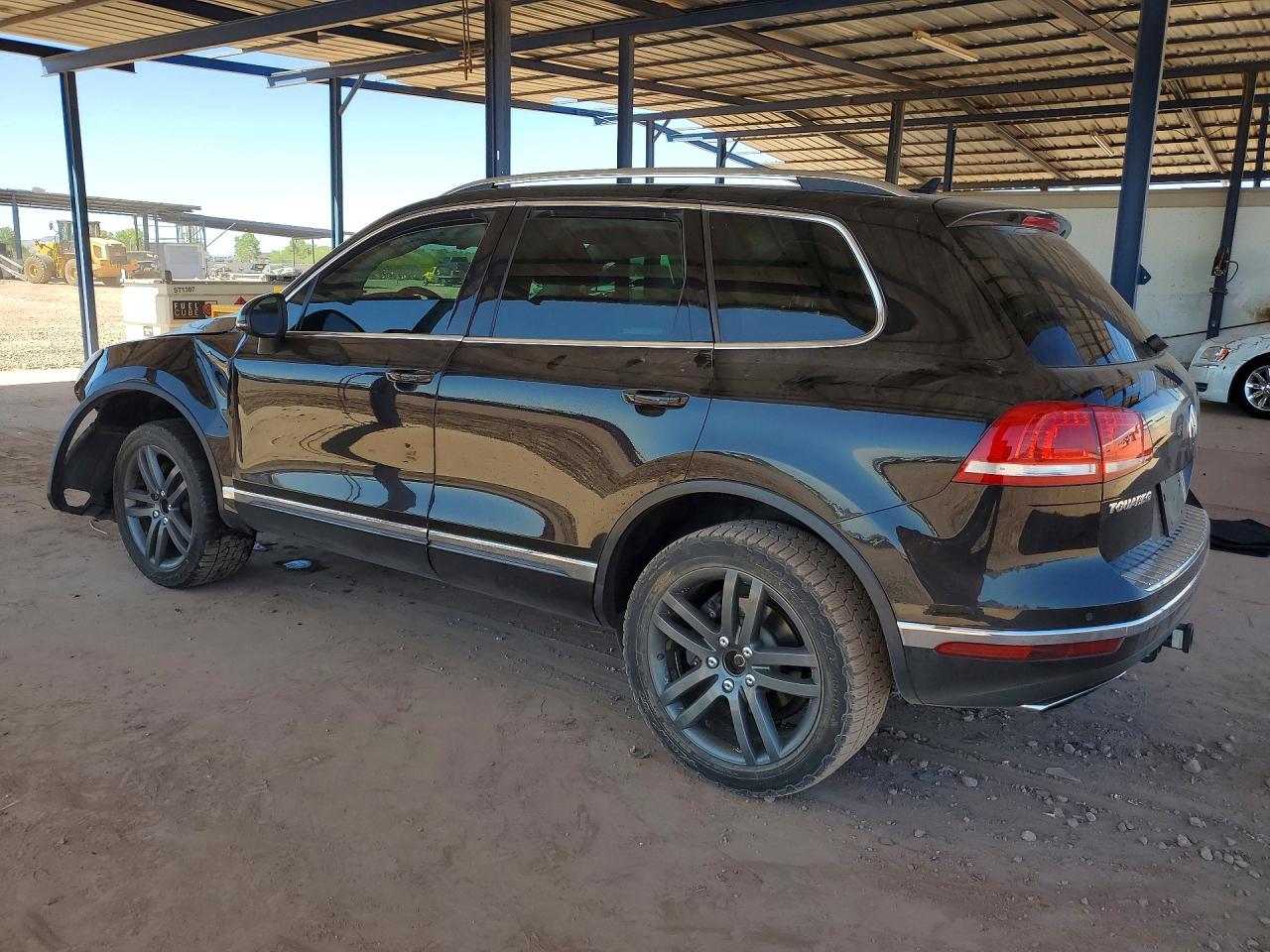 2016 VOLKSWAGEN TOUAREG SPORT photo 3