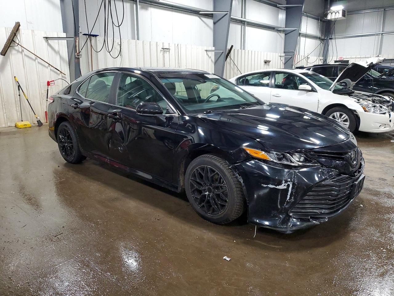 2018 TOYOTA CAMRY LE photo 4