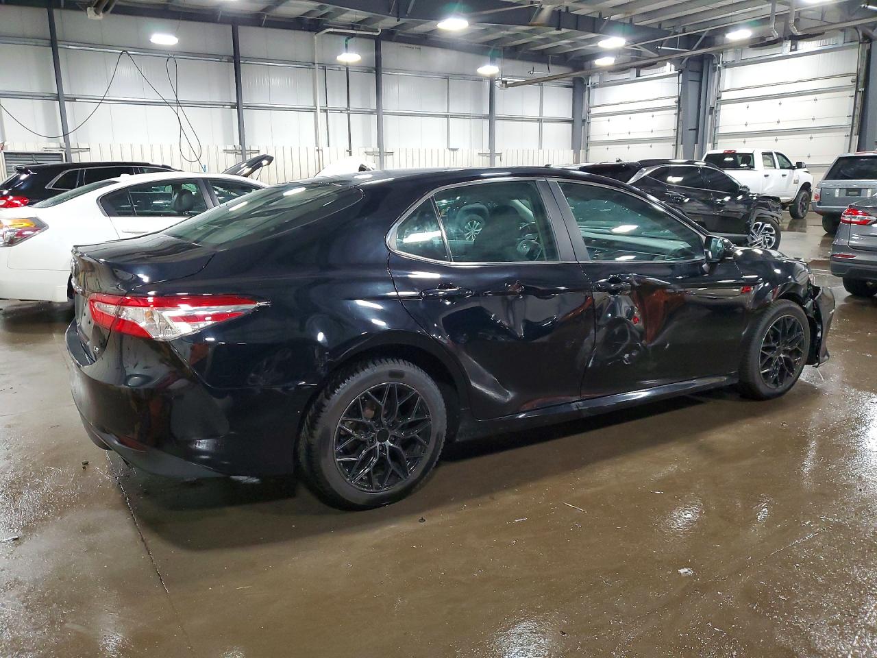 2018 TOYOTA CAMRY LE photo 3