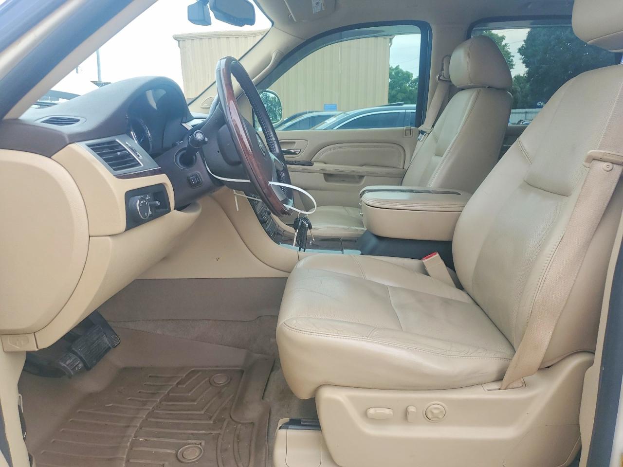 2010 CADILLAC ESCALADE LUXURY photo 13