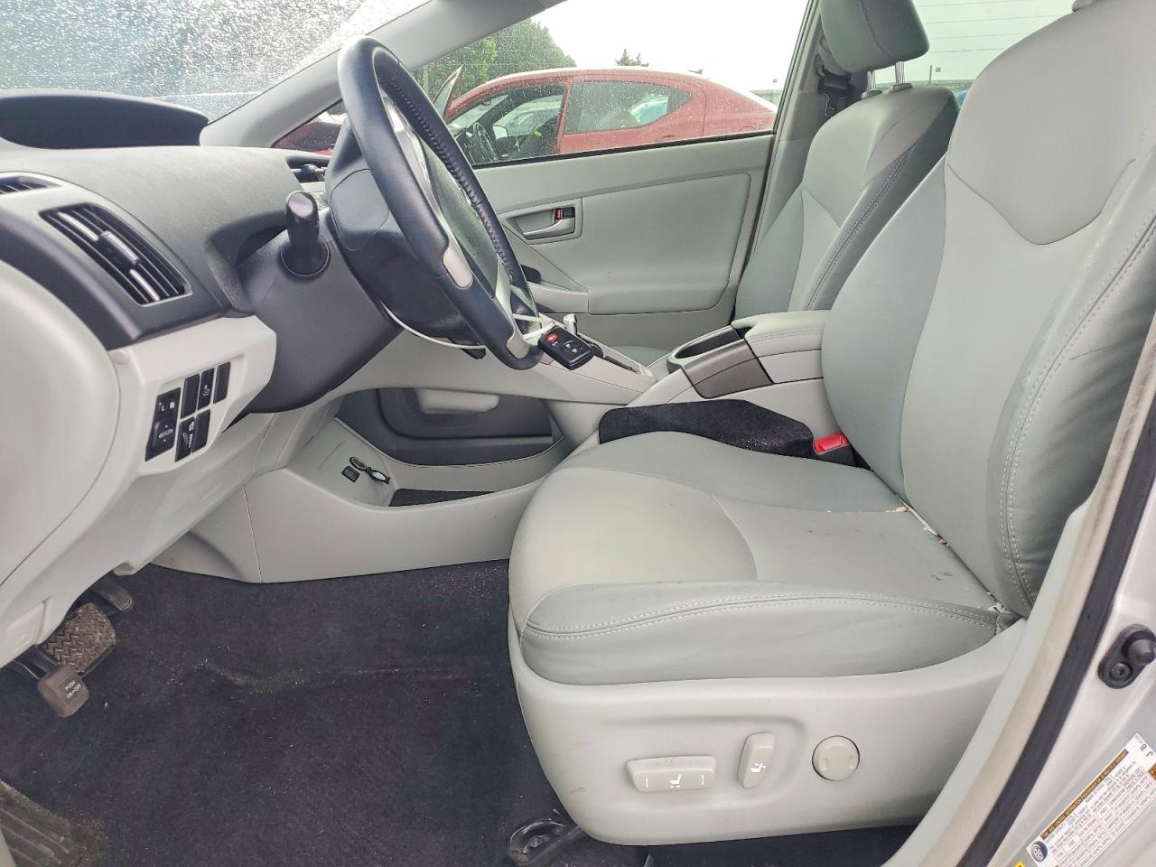 2013 TOYOTA PRIUS FOUR photo 13