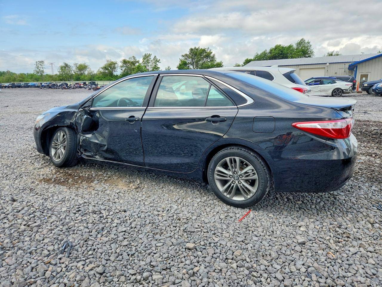 2017 TOYOTA CAMRY SE photo 3