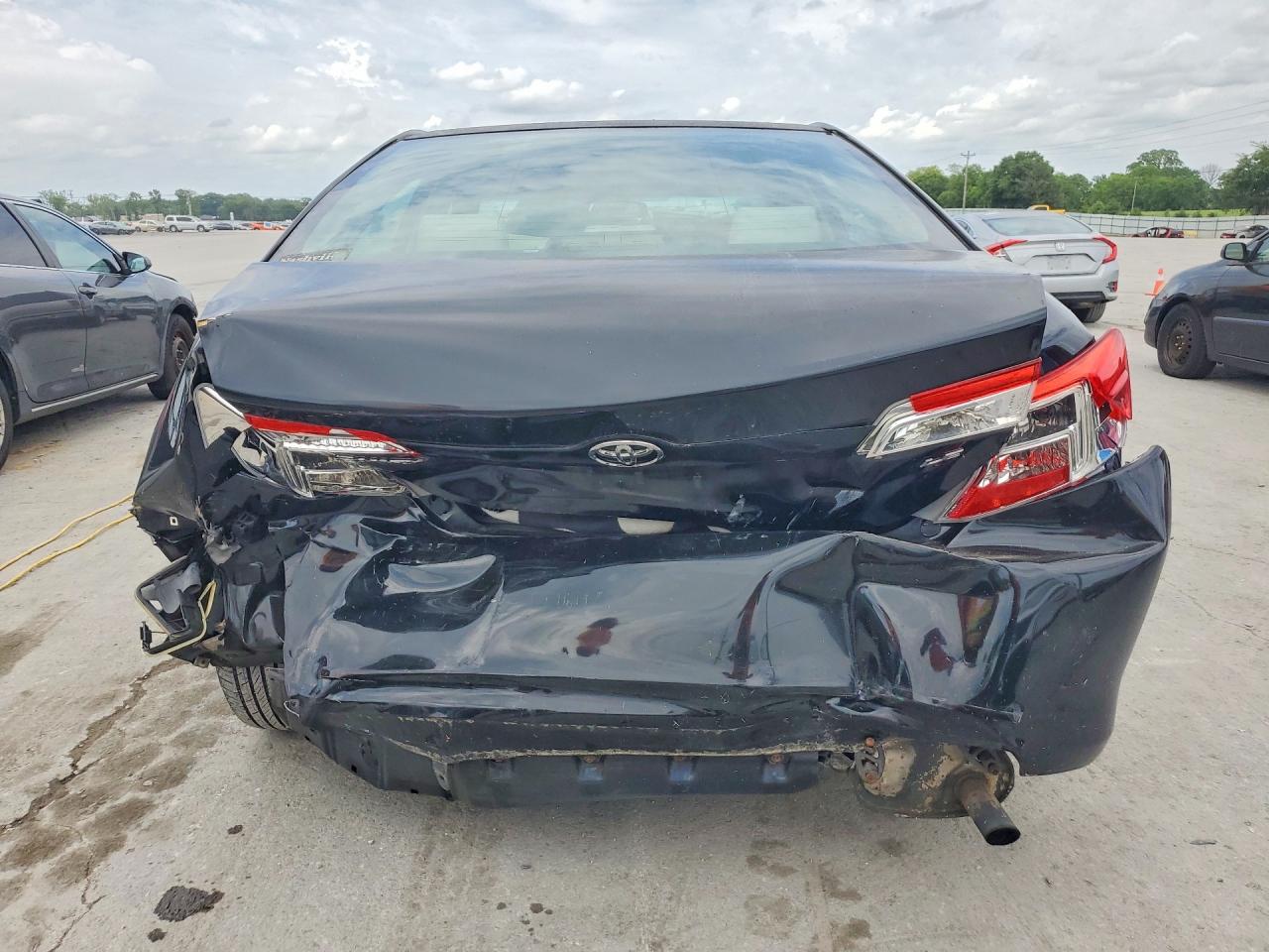 2012 TOYOTA CAMRY LE photo 11