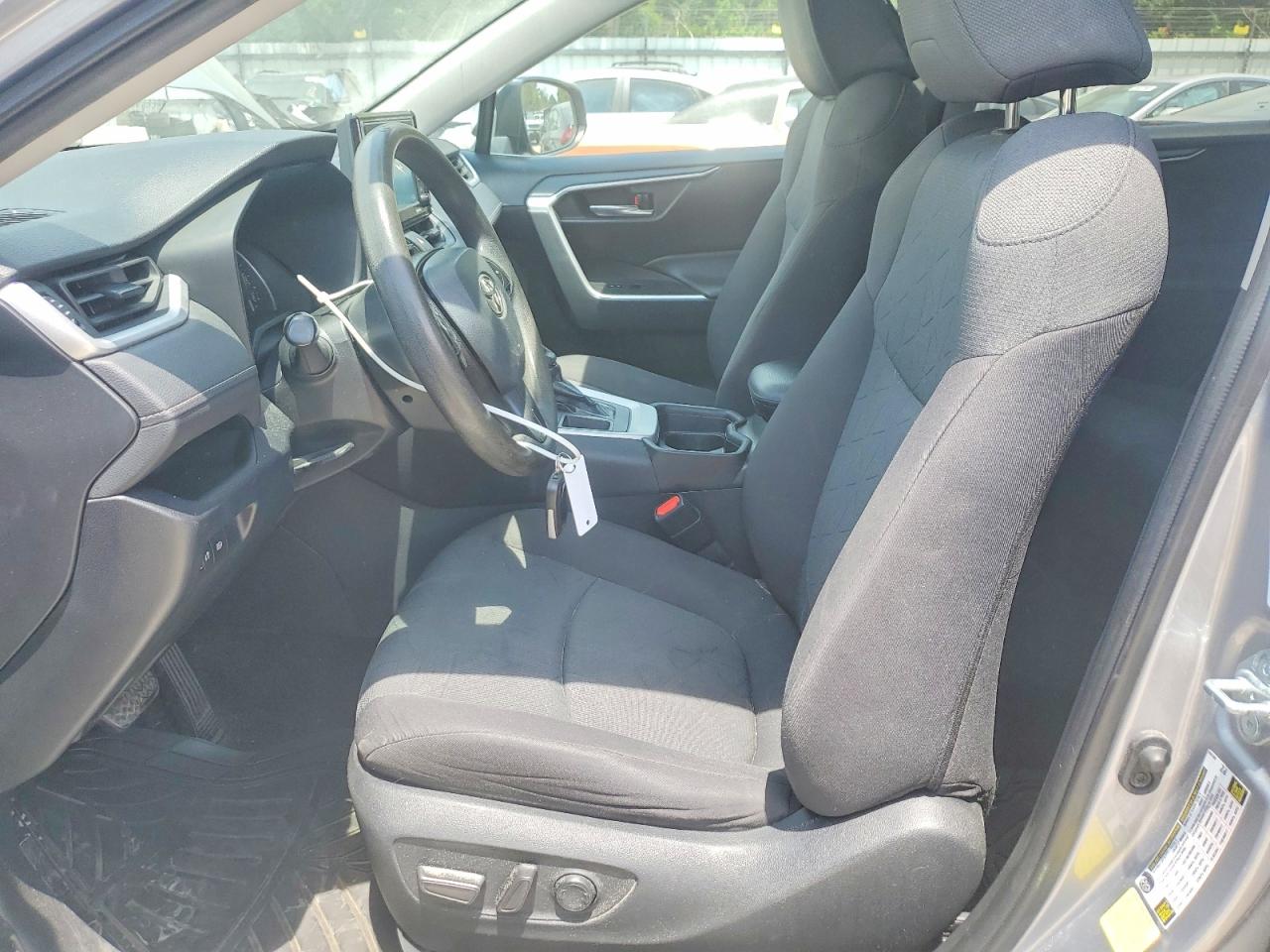 2021 TOYOTA RAV4 XLE photo 13