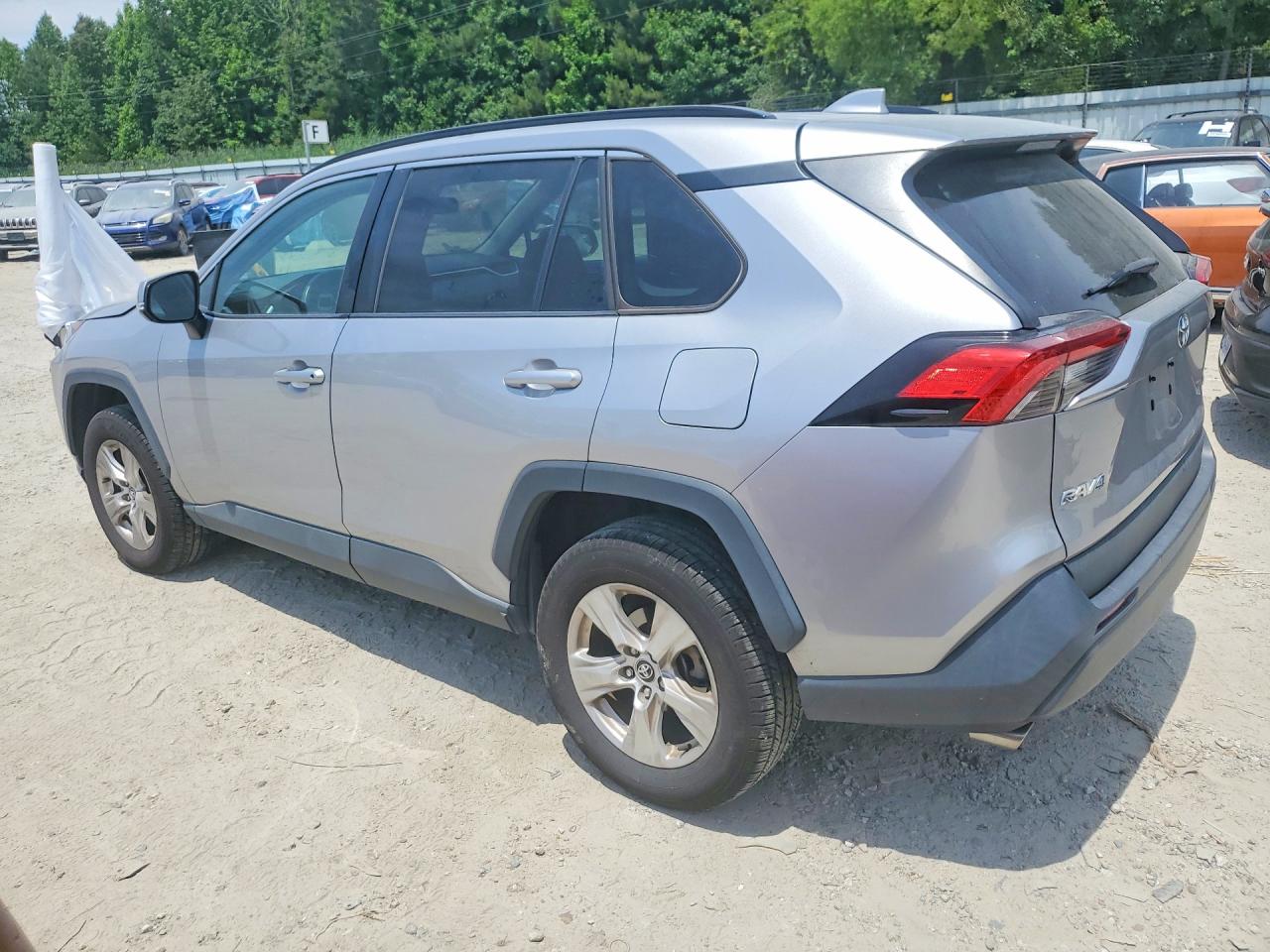 2021 TOYOTA RAV4 XLE photo 3