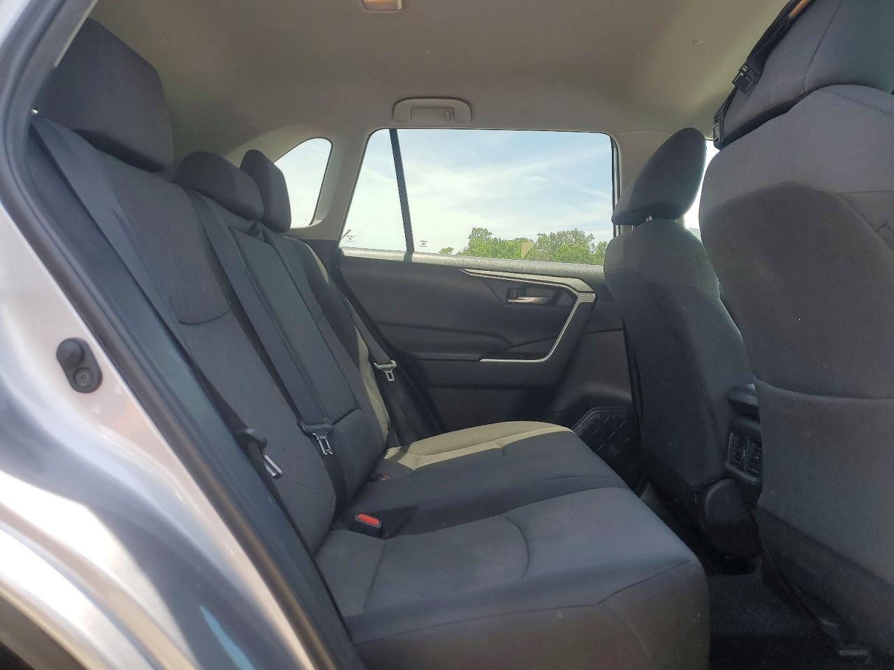 2021 TOYOTA RAV4 XLE photo 21