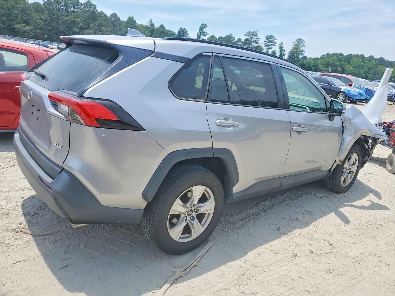 2021 TOYOTA RAV4 XLE photo 5