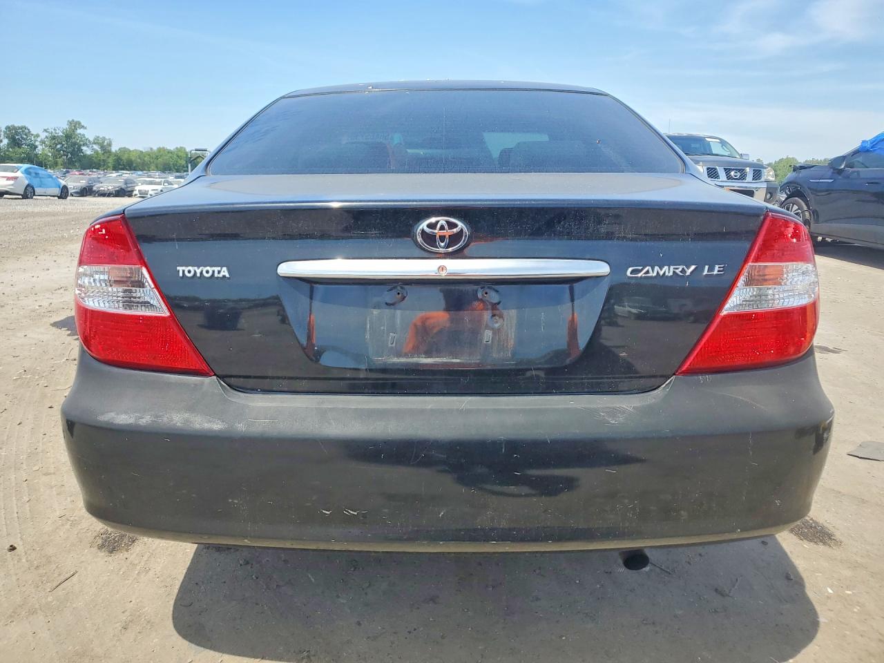 2004 TOYOTA CAMRY LE photo 11