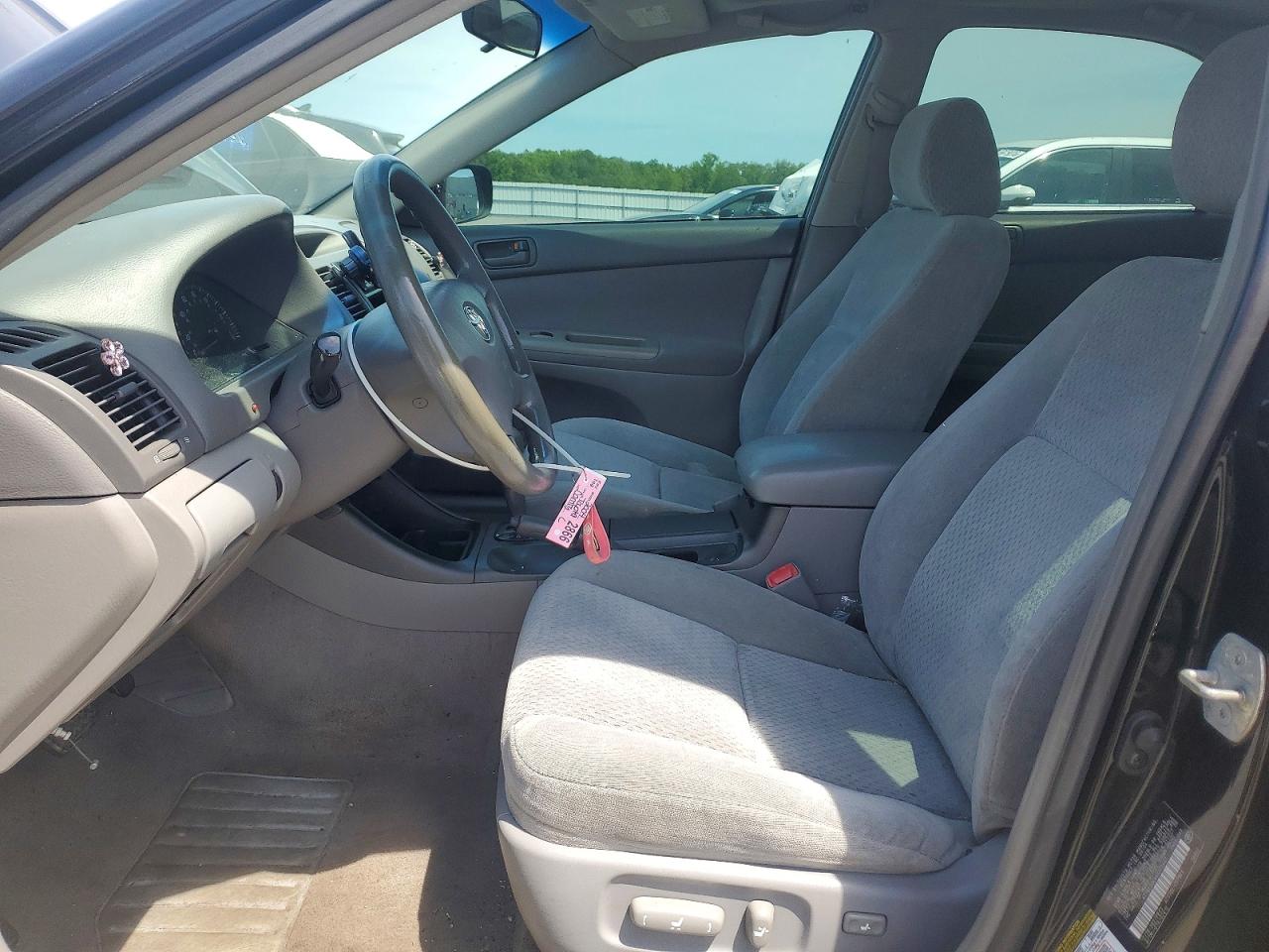 2004 TOYOTA CAMRY LE photo 13