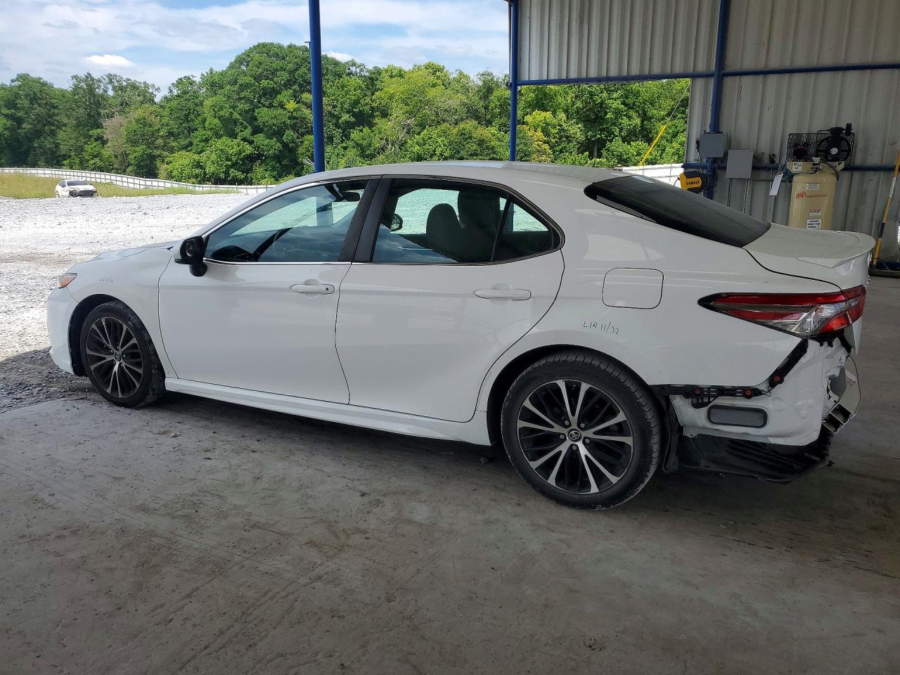 2018 TOYOTA CAMRY SE photo 3