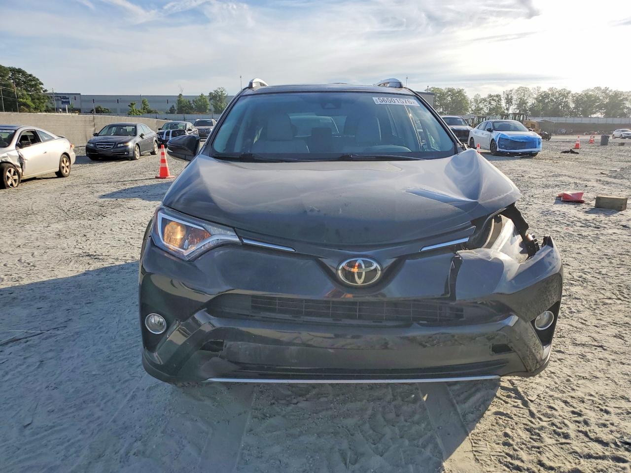 2017 TOYOTA RAV4 XLE photo 9