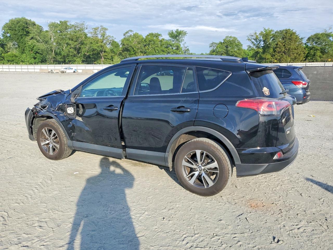 2017 TOYOTA RAV4 XLE photo 3