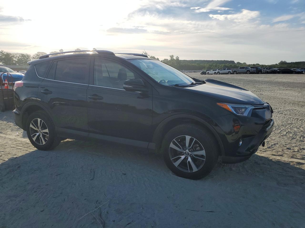 2017 TOYOTA RAV4 XLE photo 7