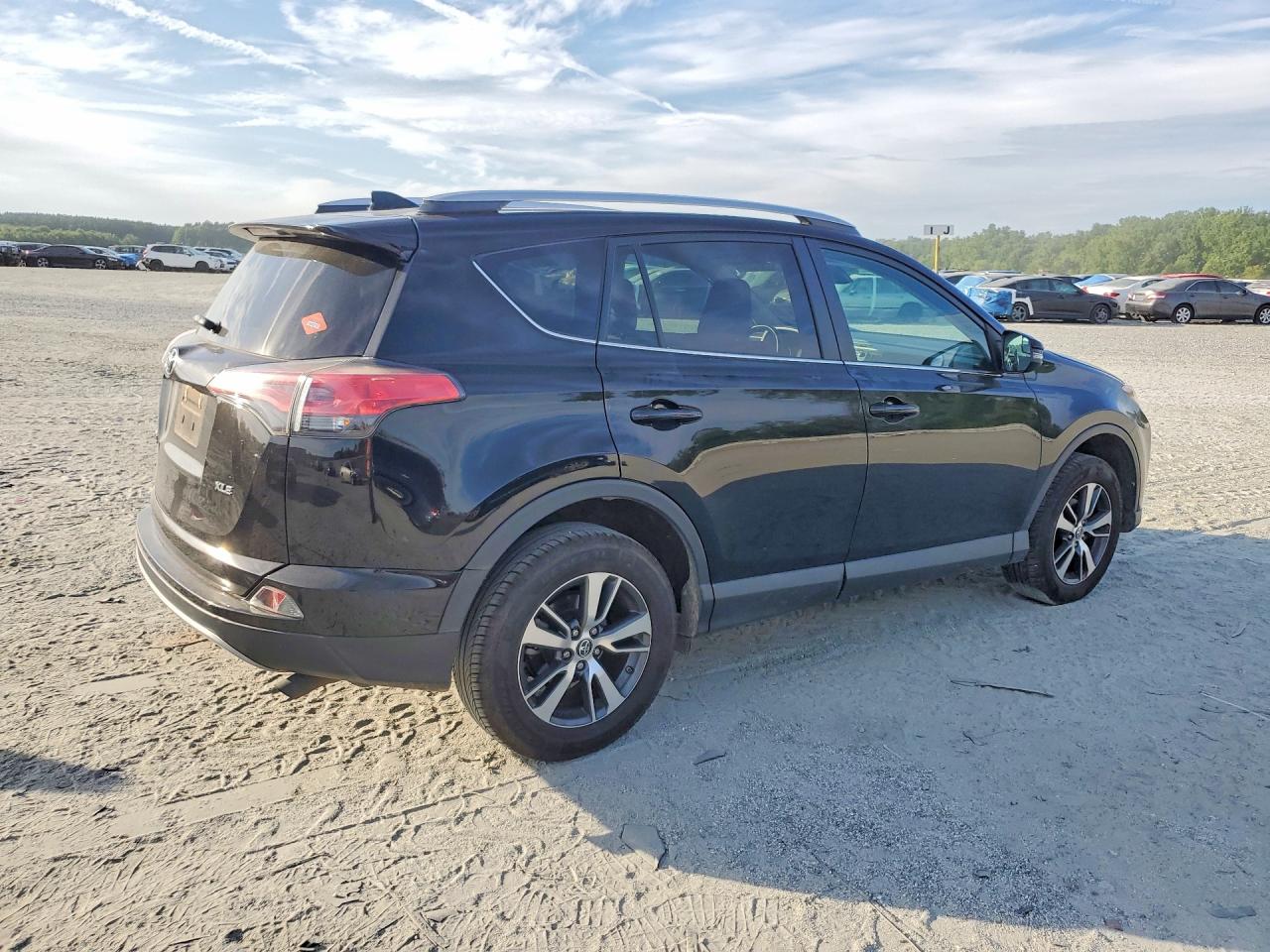 2017 TOYOTA RAV4 XLE photo 5