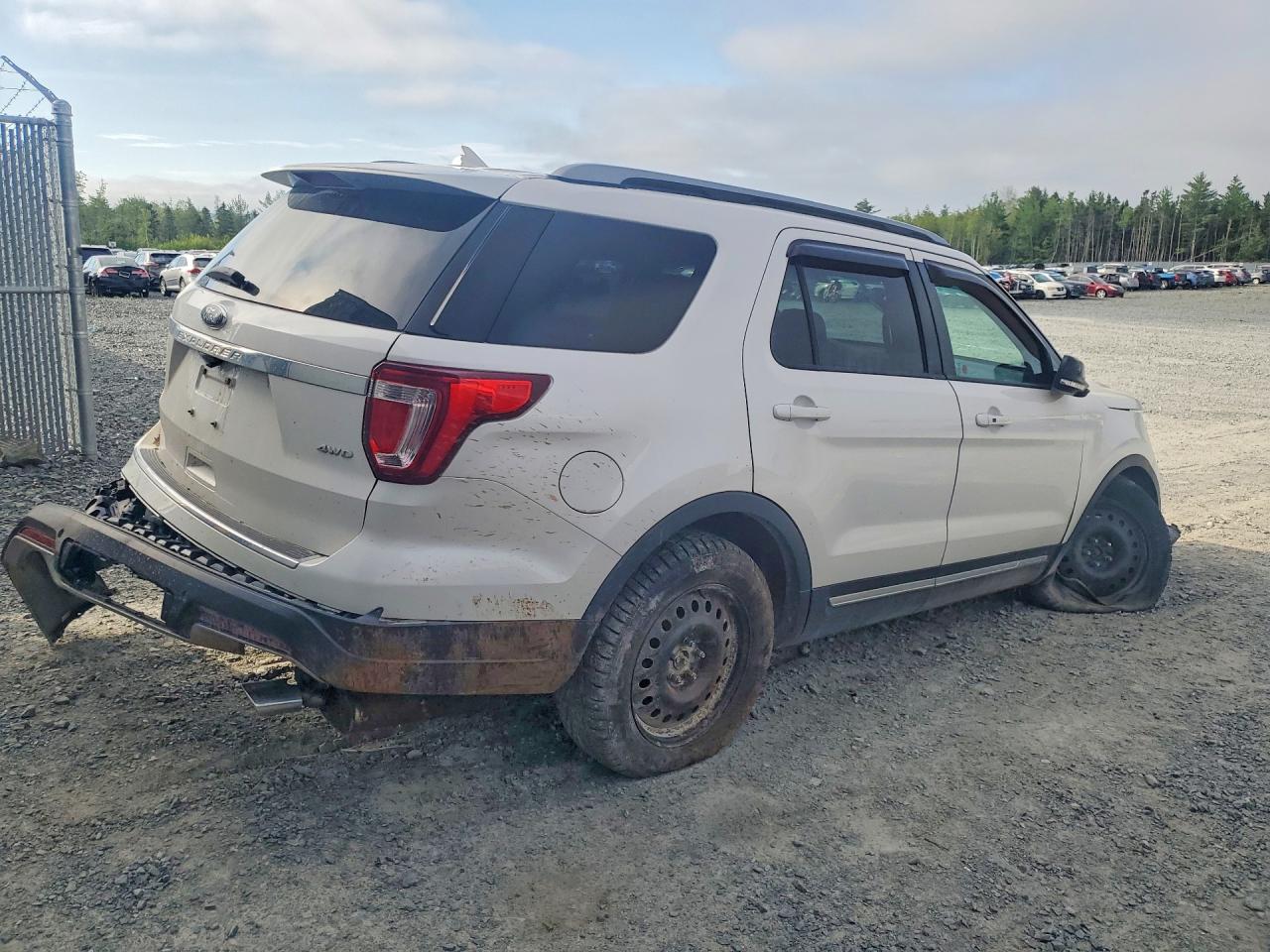 2018 FORD EXPLORER XLT photo 3