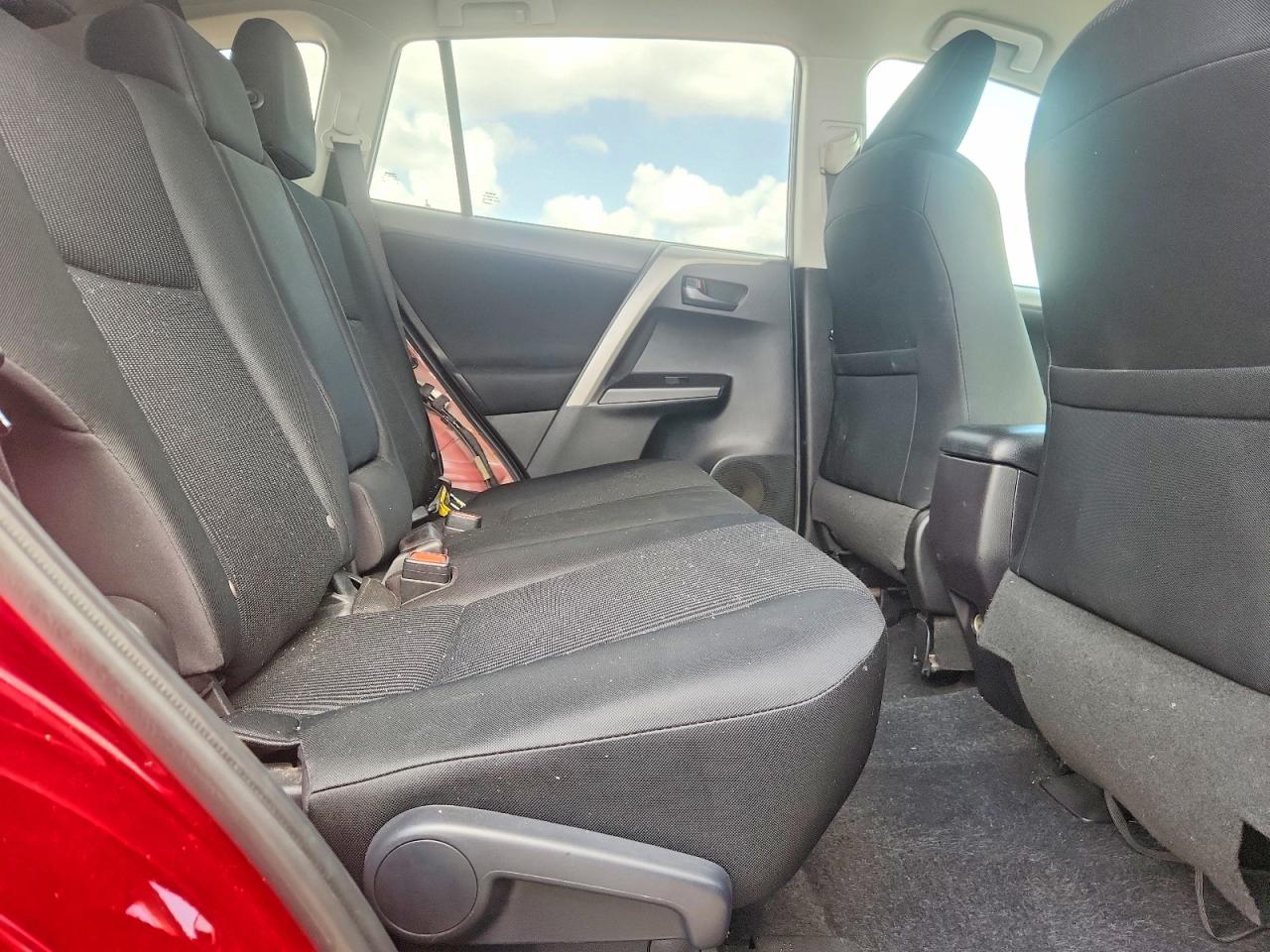 2018 TOYOTA RAV4 LE photo 31