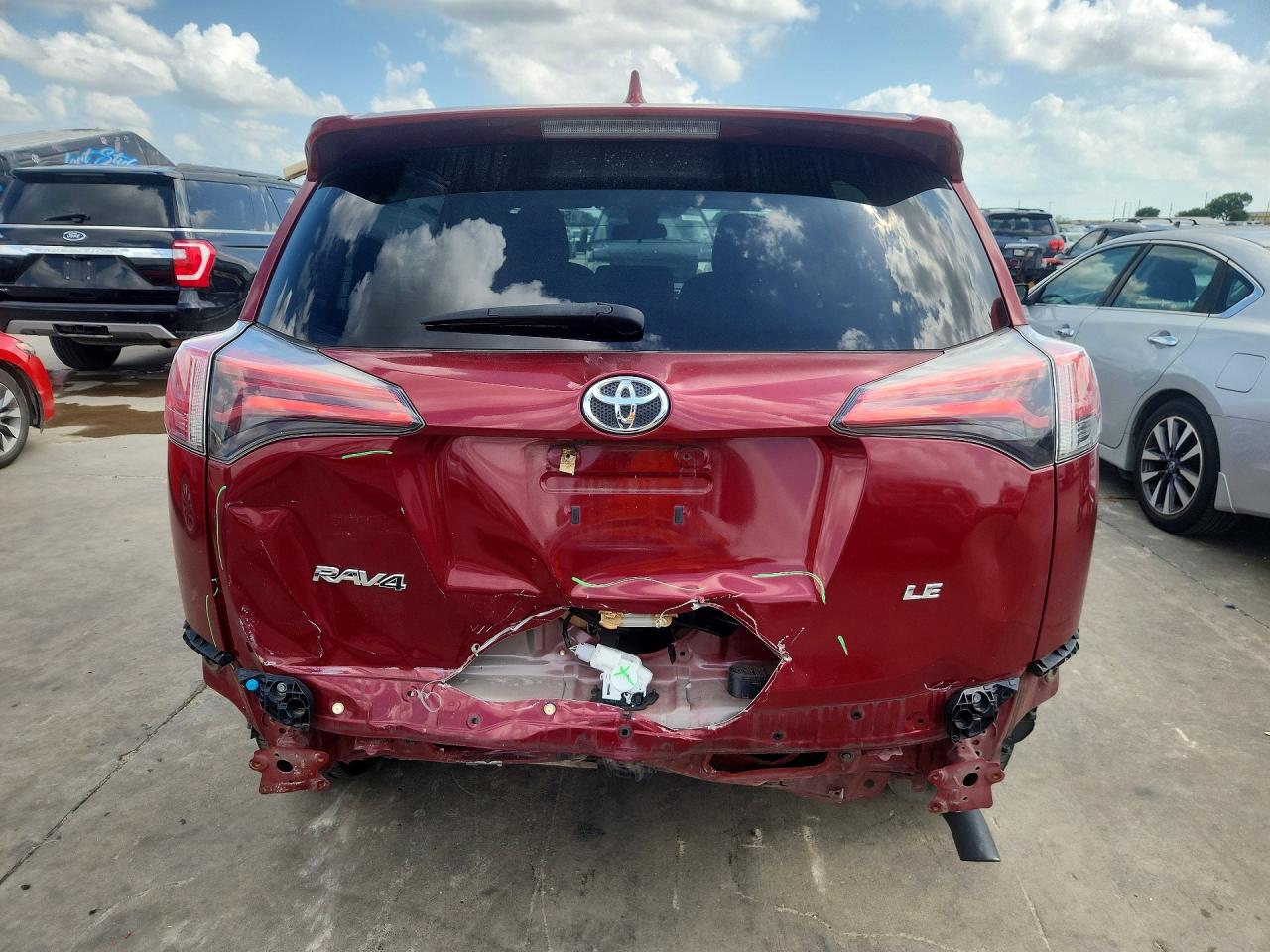 2018 TOYOTA RAV4 LE photo 16
