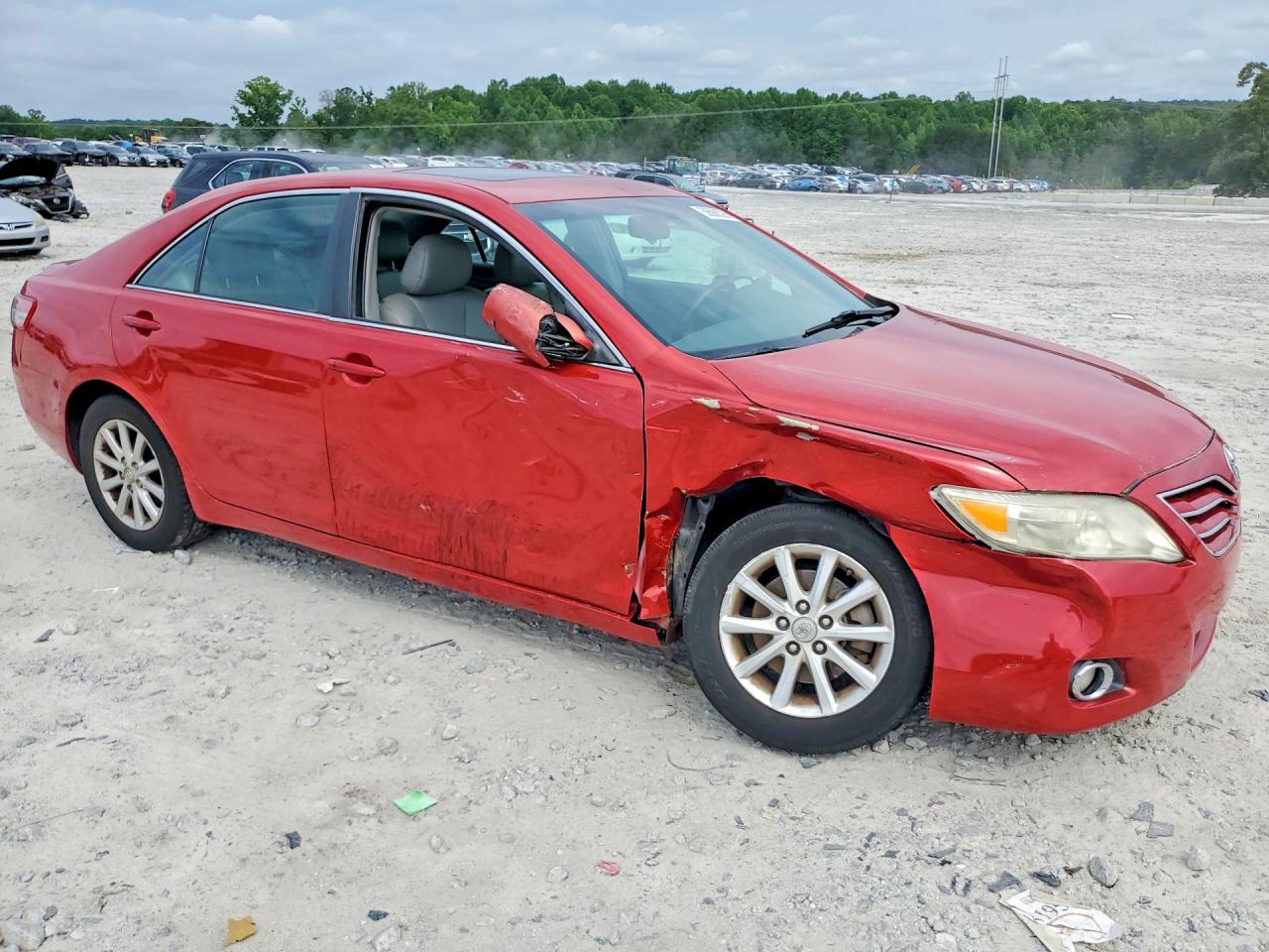 2011 TOYOTA CAMRY XLE photo 4