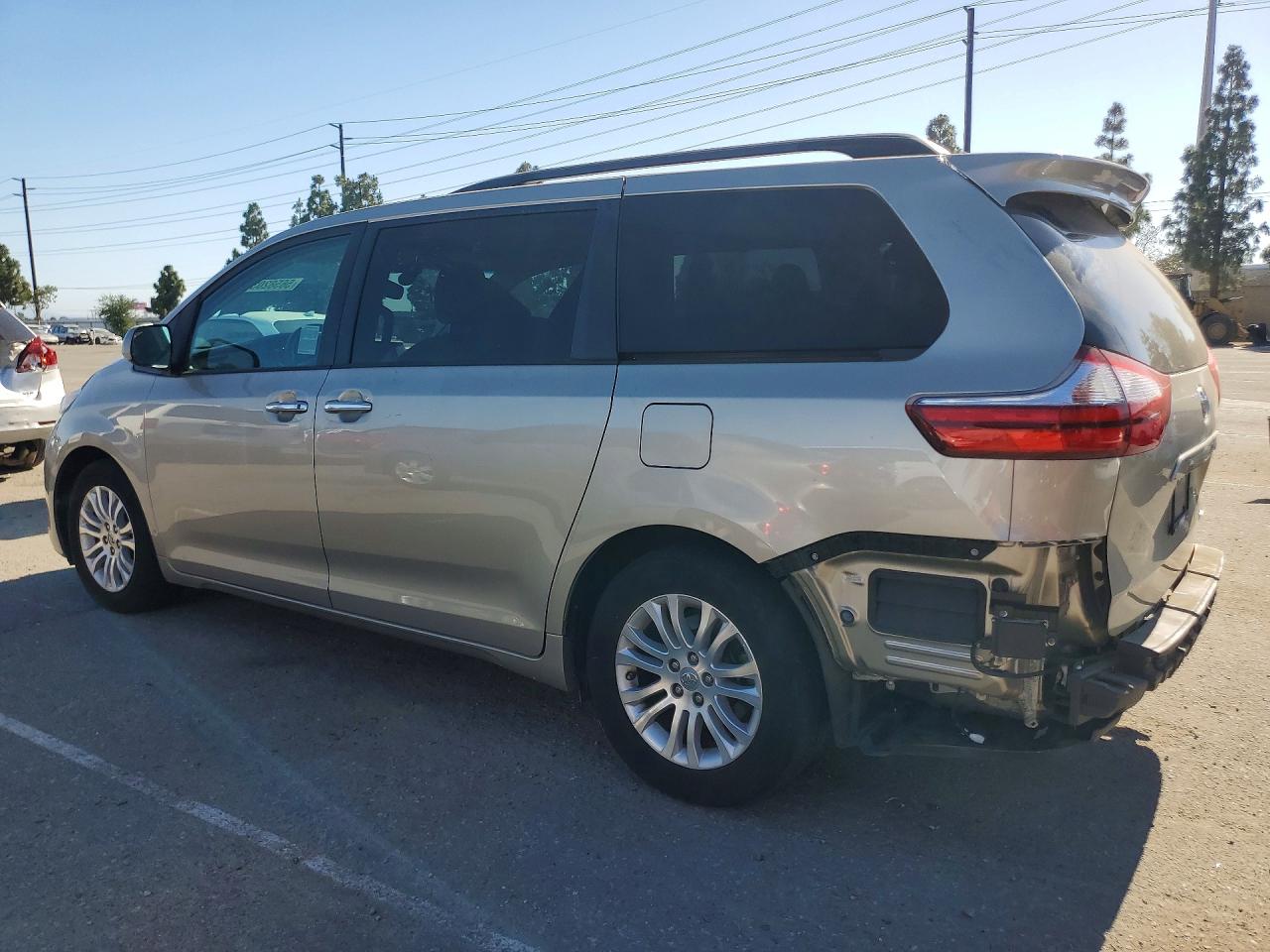 2016 TOYOTA SIENNA XLE 8-PASSENGER photo 2