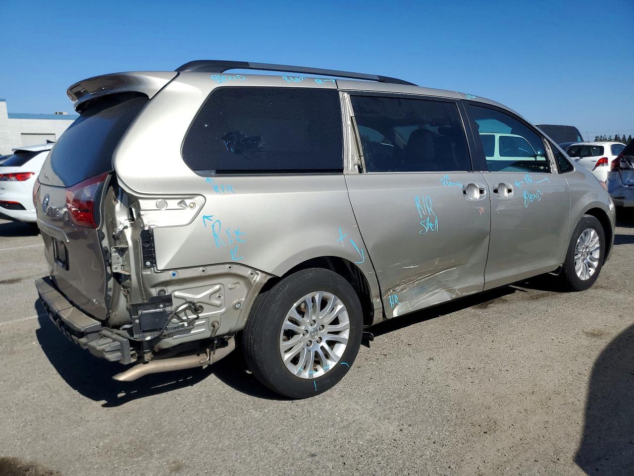 2016 TOYOTA SIENNA XLE 8-PASSENGER photo 3