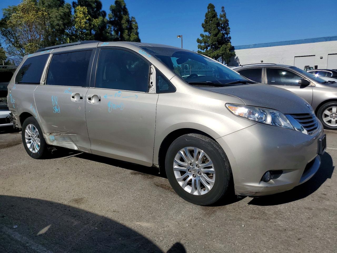 2016 TOYOTA SIENNA XLE 8-PASSENGER photo 4