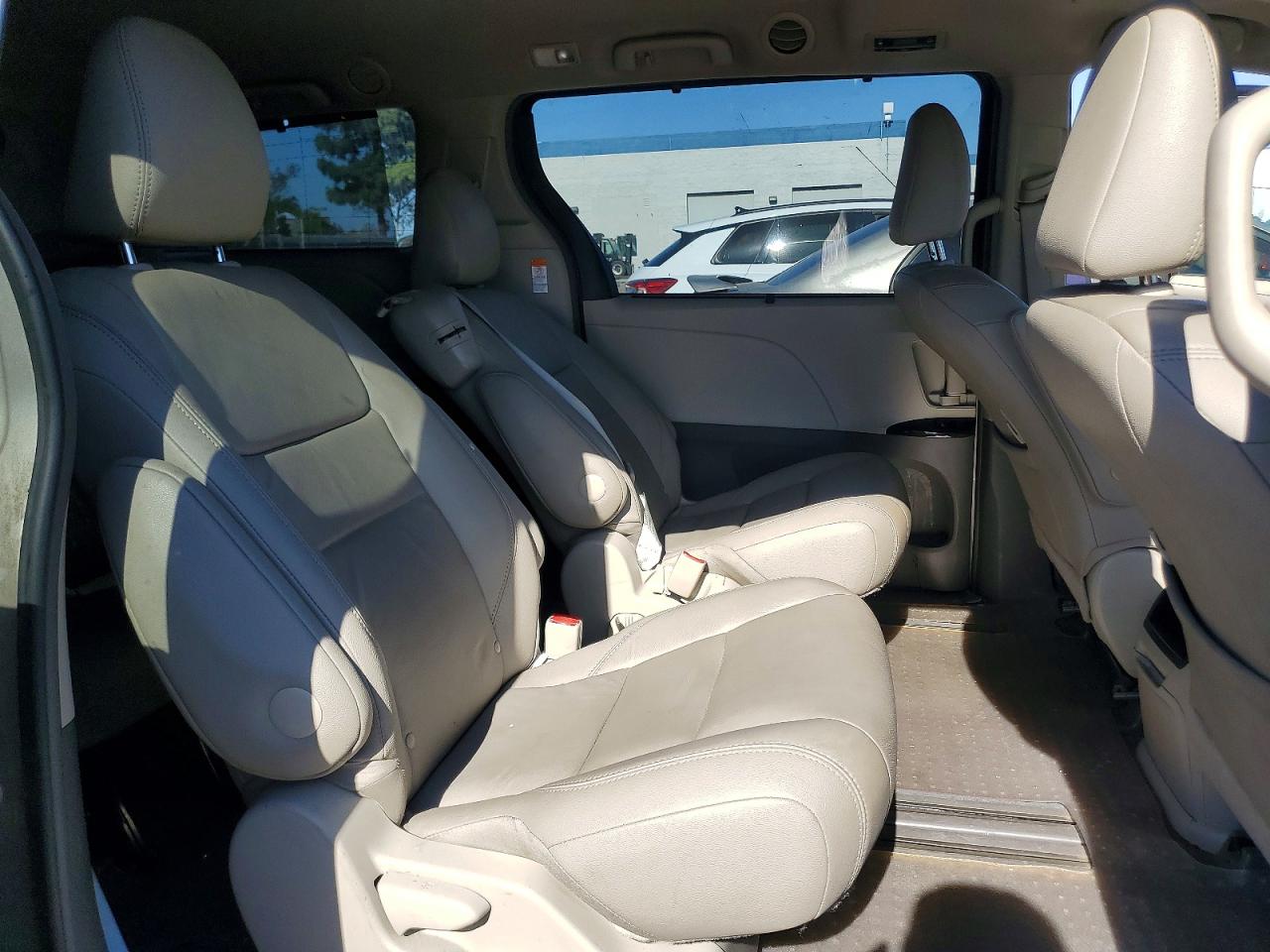 2016 TOYOTA SIENNA XLE 8-PASSENGER photo 11