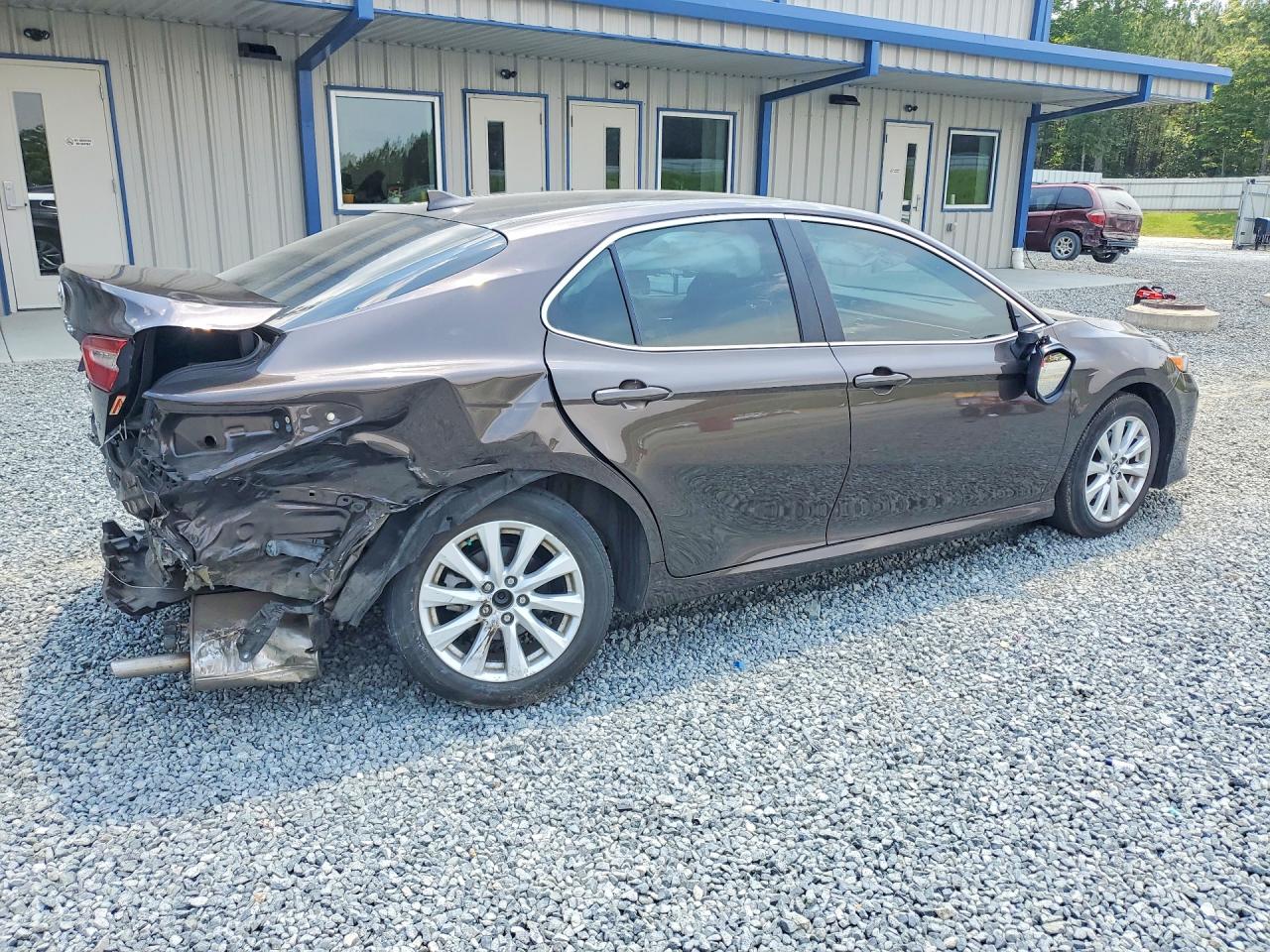 2020 TOYOTA CAMRY LE photo 5