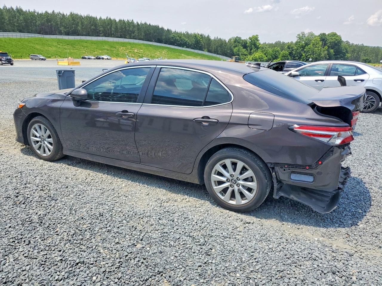 2020 TOYOTA CAMRY LE photo 3