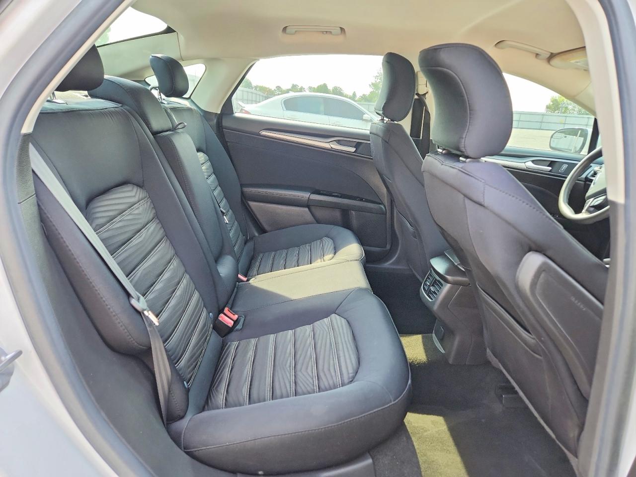 2016 FORD FUSION SE photo 19