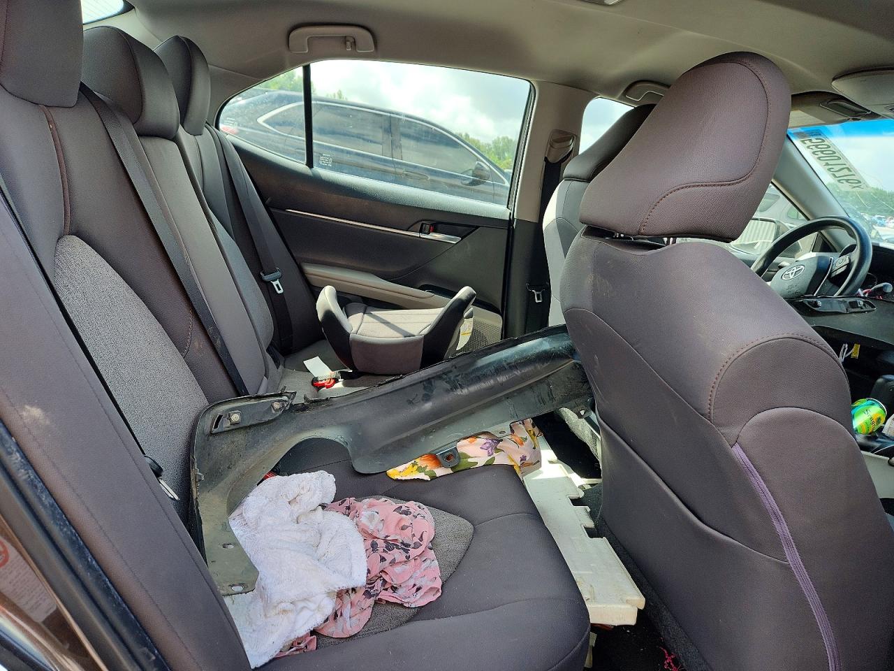 2018 TOYOTA CAMRY LE photo 10