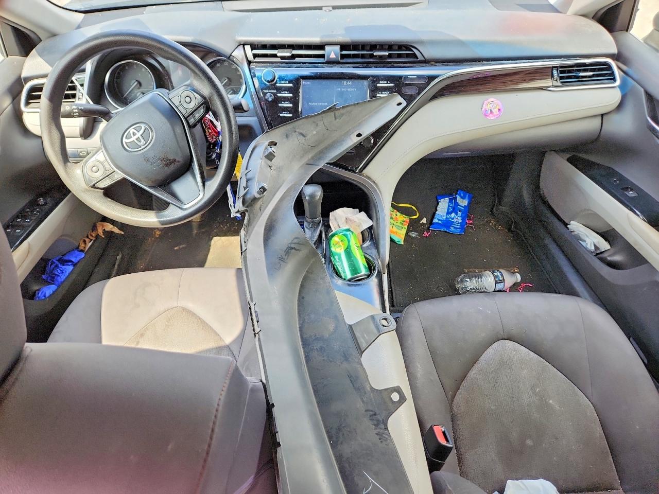 2018 TOYOTA CAMRY LE photo 8