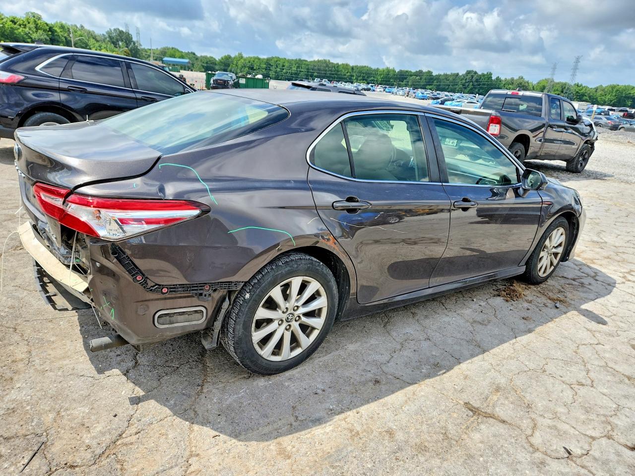 2018 TOYOTA CAMRY LE photo 3