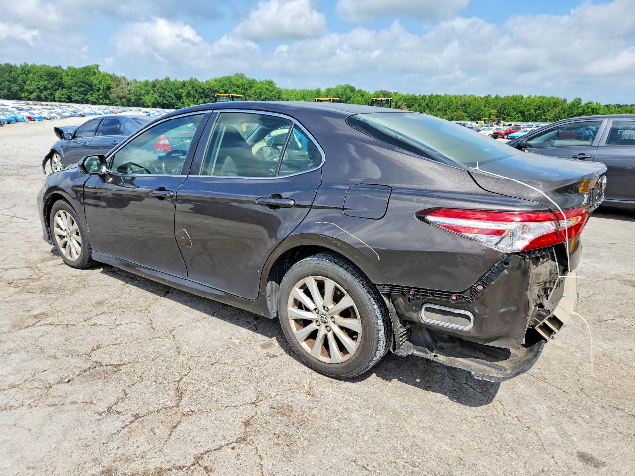 2018 TOYOTA CAMRY LE photo 2