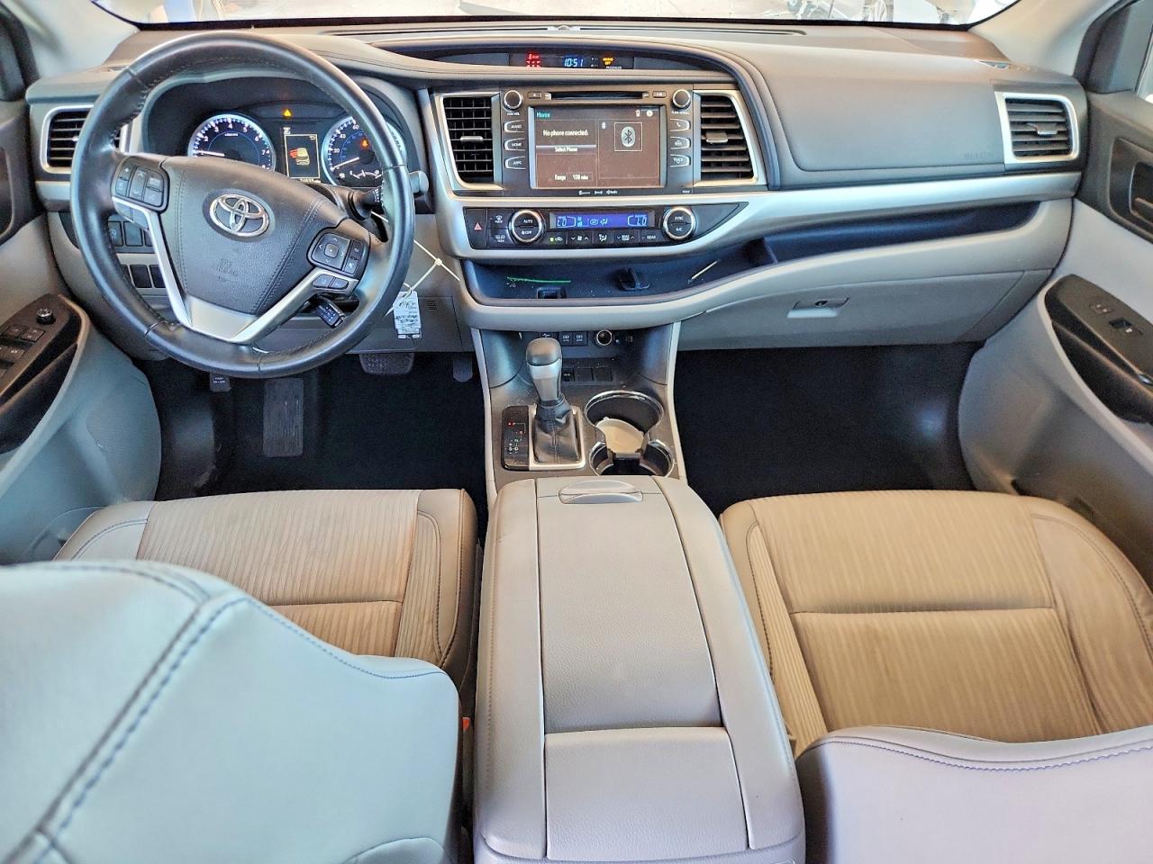2017 TOYOTA HIGHLANDER LE PLUS photo 8