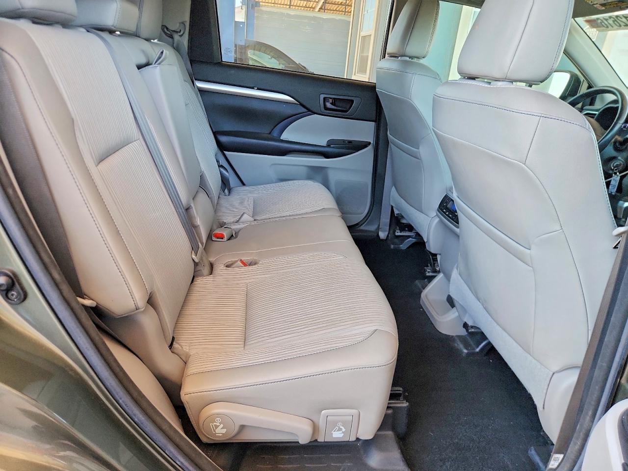 2017 TOYOTA HIGHLANDER LE PLUS photo 11