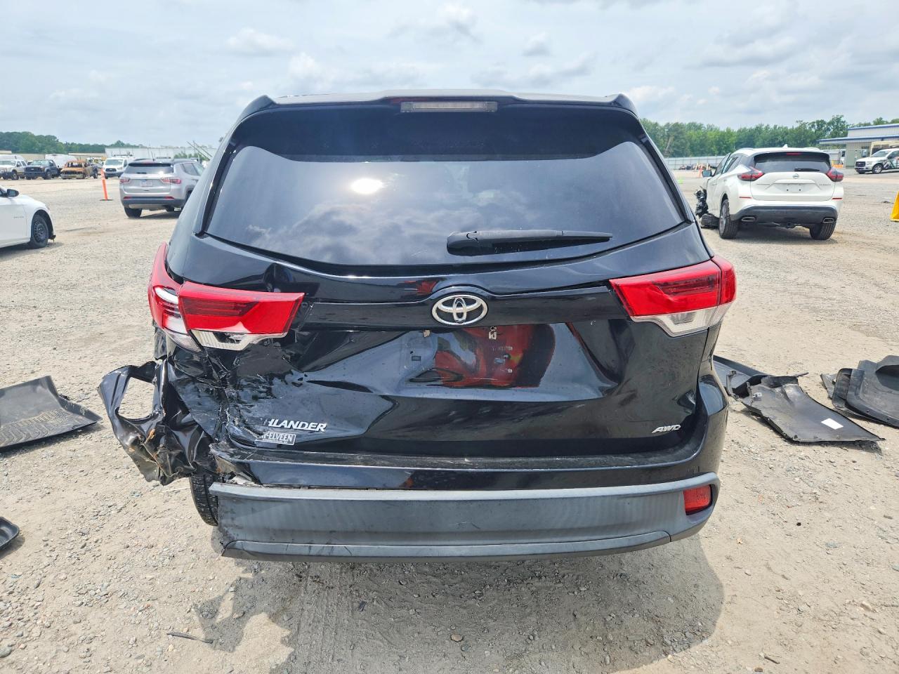 2019 TOYOTA HIGHLANDER LE photo 11