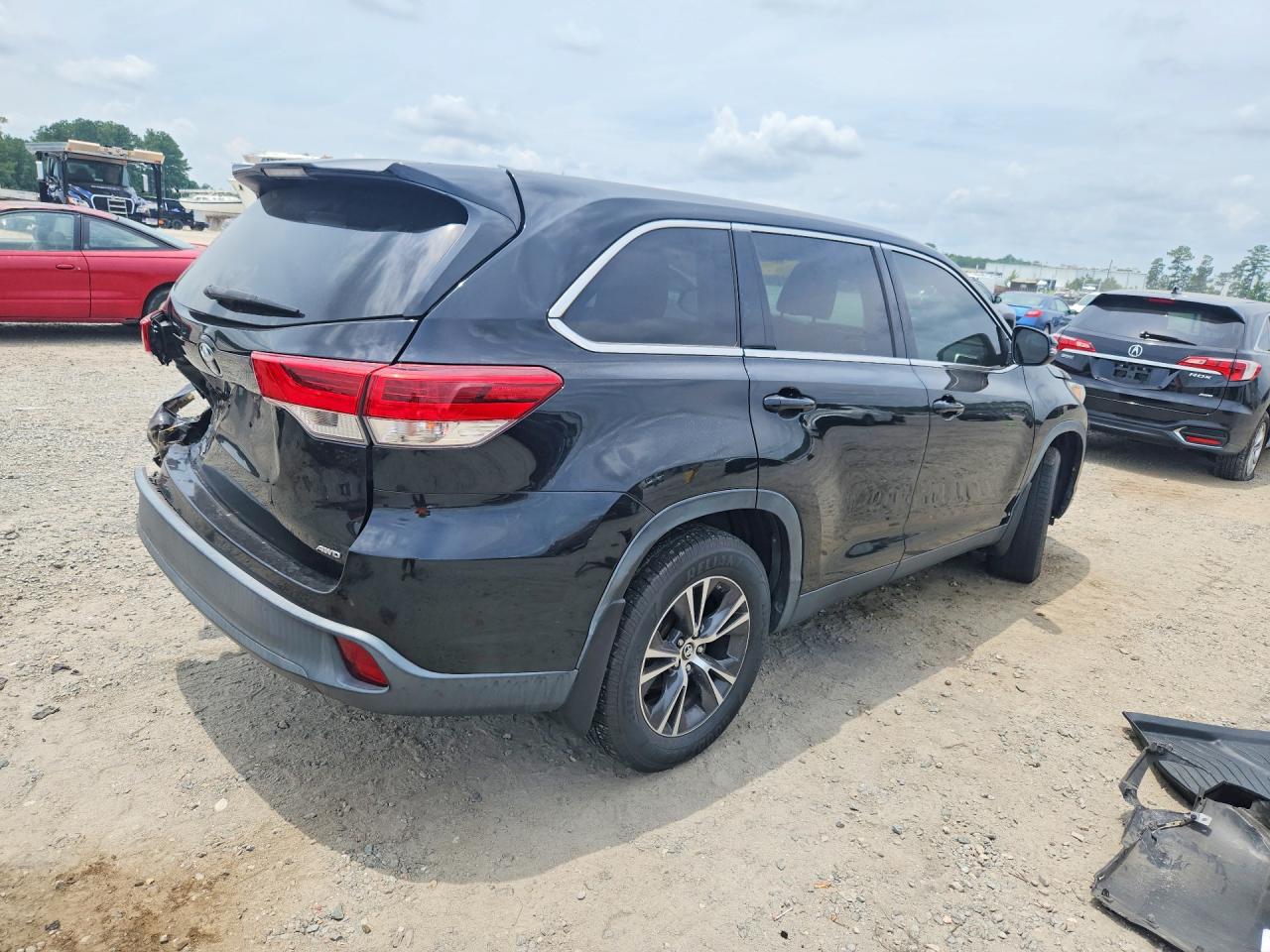 2019 TOYOTA HIGHLANDER LE photo 5