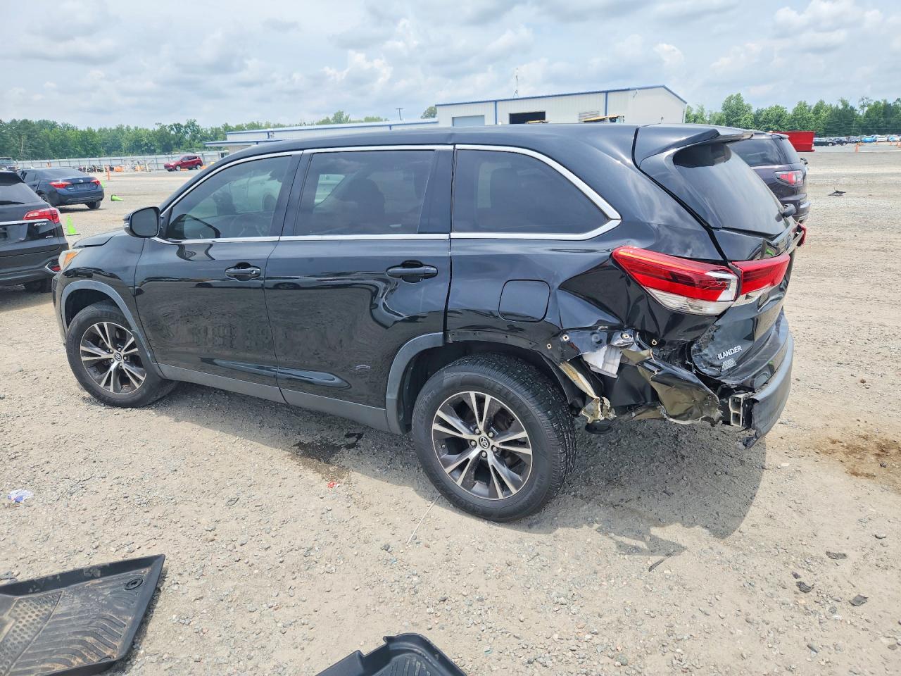 2019 TOYOTA HIGHLANDER LE photo 3