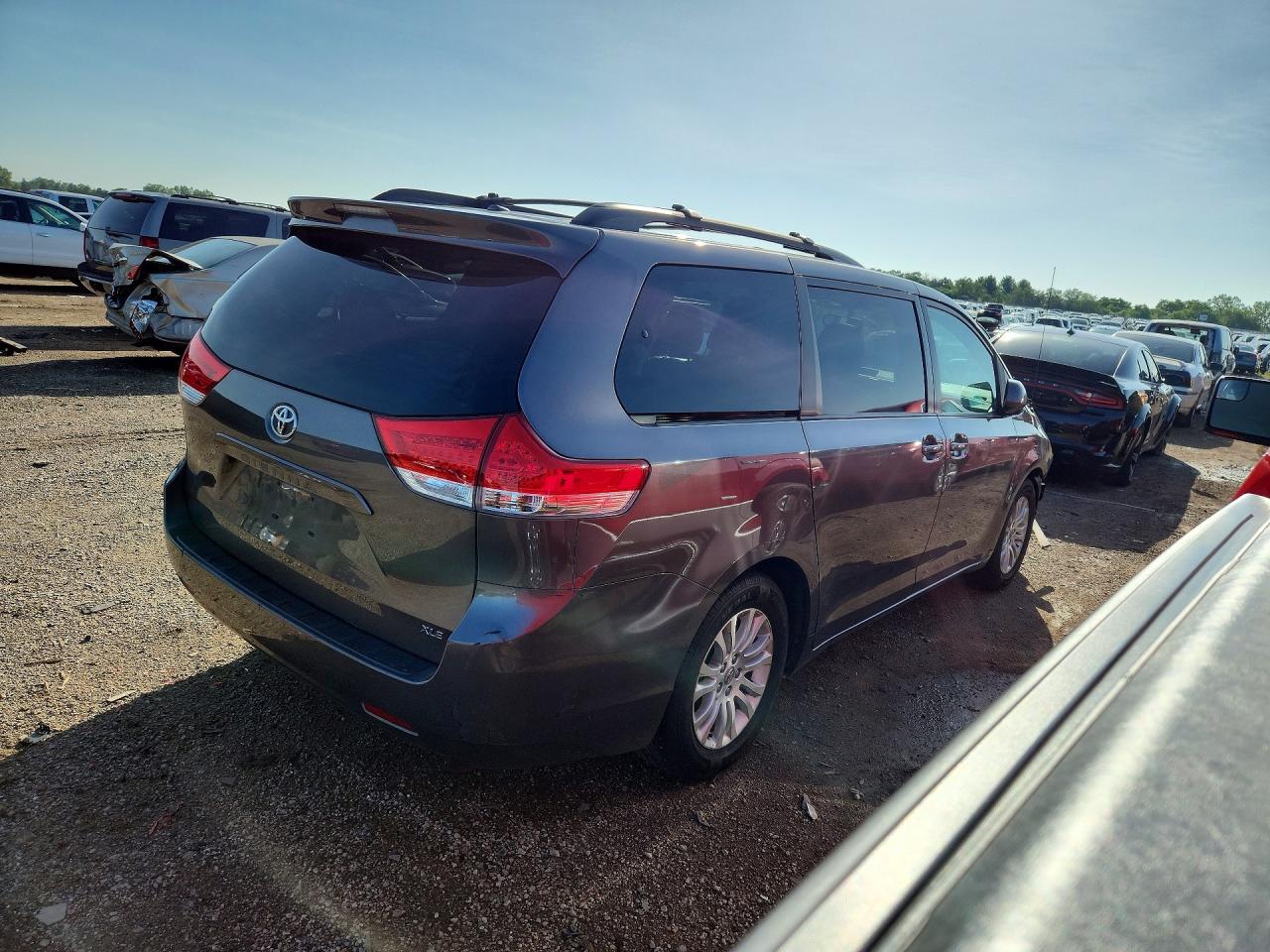 2014 TOYOTA SIENNA XLE 8-PASSENGER photo 5