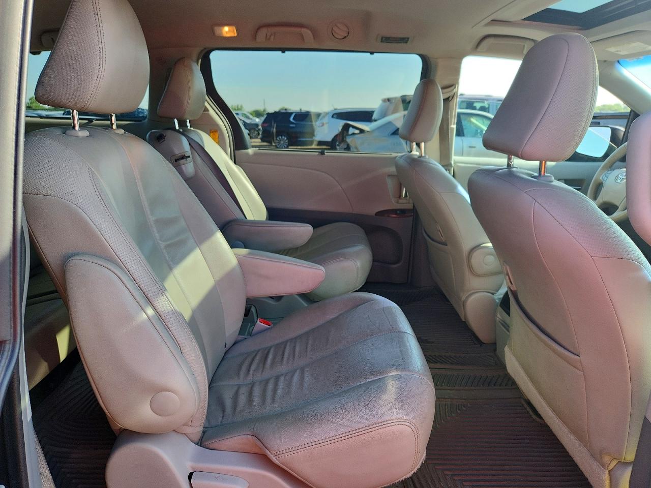 2014 TOYOTA SIENNA XLE 8-PASSENGER photo 21