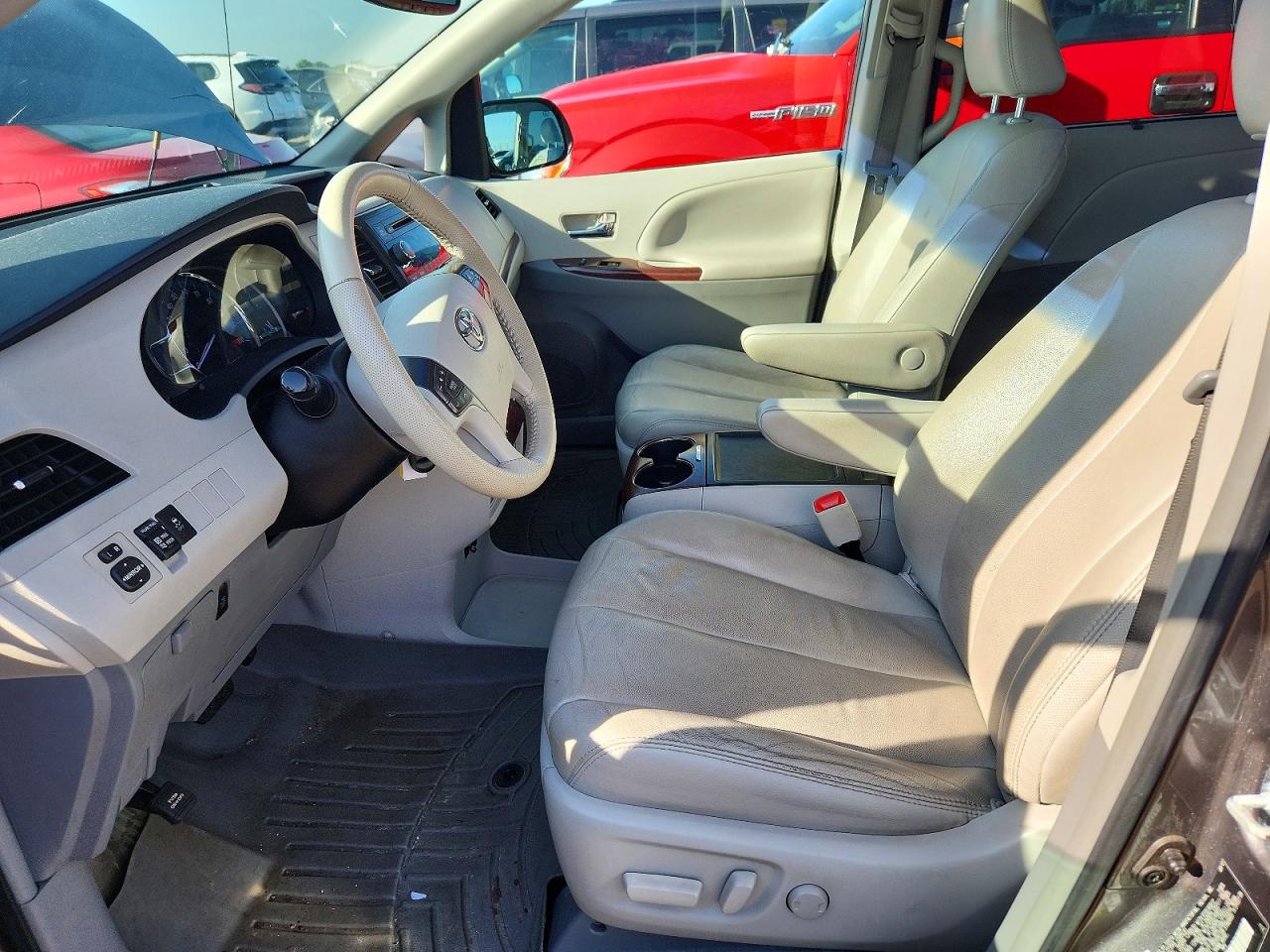 2014 TOYOTA SIENNA XLE 8-PASSENGER photo 13