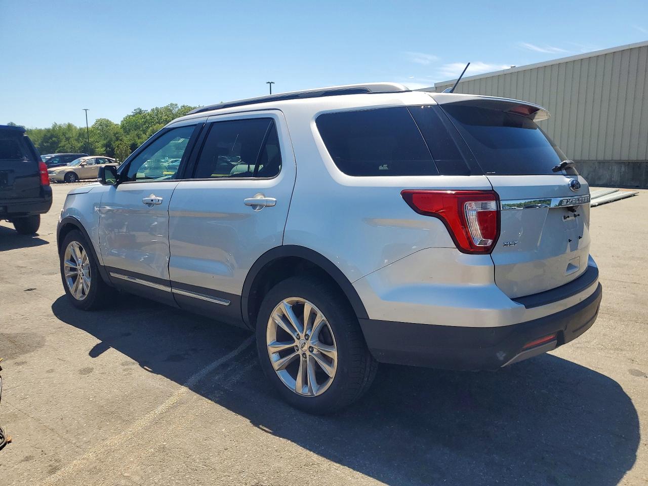2019 FORD EXPLORER XLT photo 2