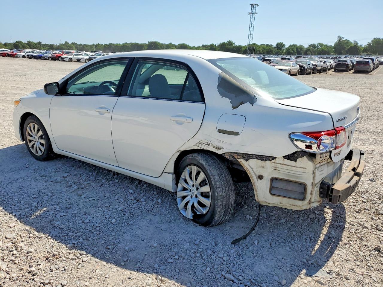 2013 TOYOTA COROLLA LE photo 3