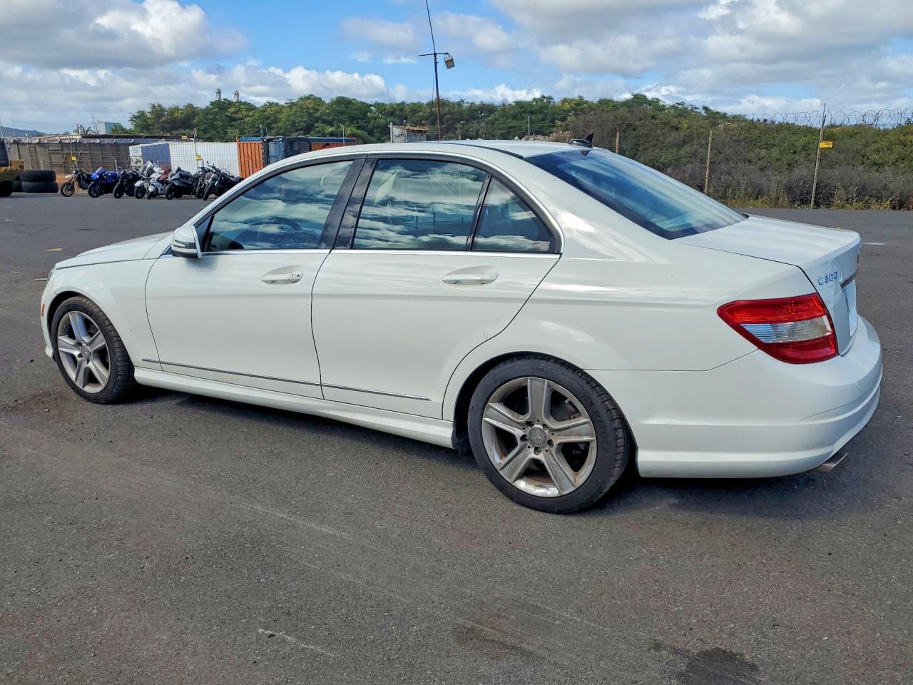 2011 MERCEDES-BENZ C 300 photo 2
