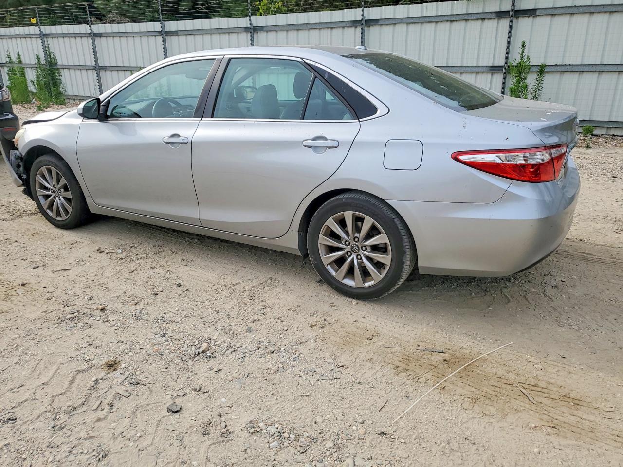2017 TOYOTA CAMRY XLE photo 4