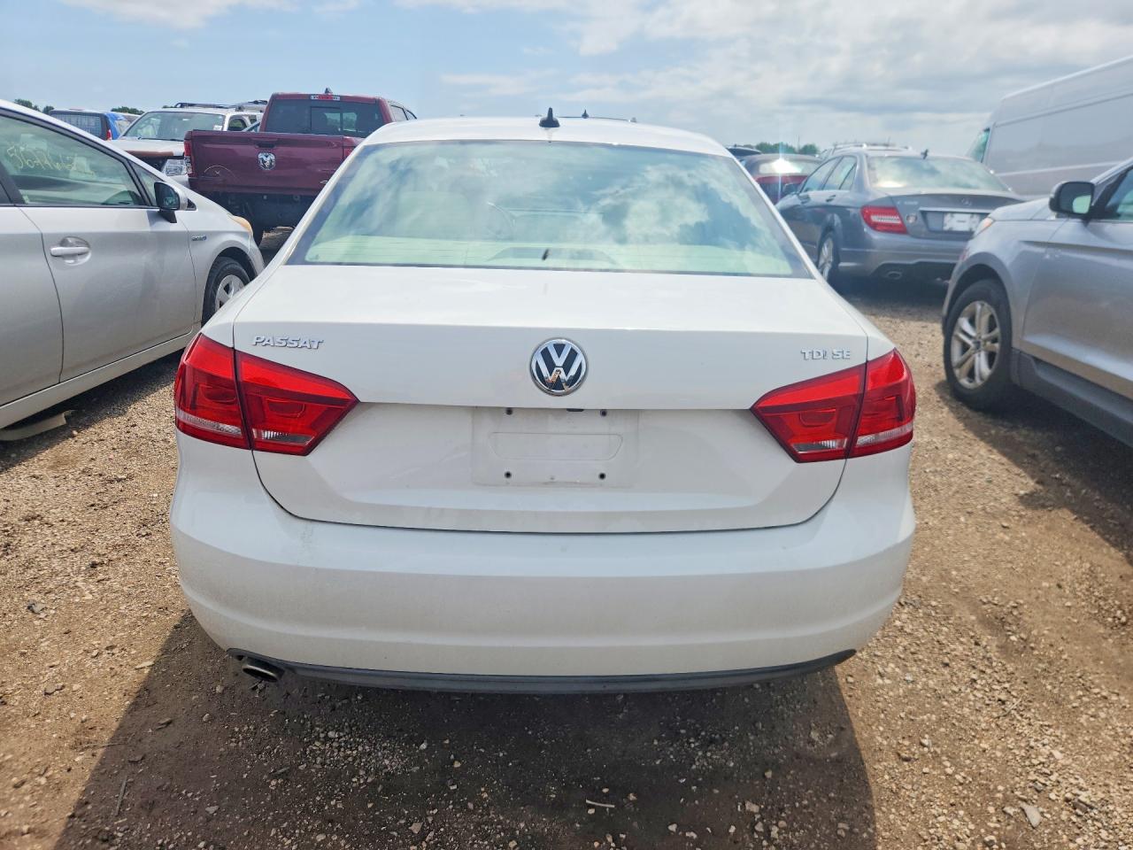 2015 VOLKSWAGEN PASSAT SE photo 16