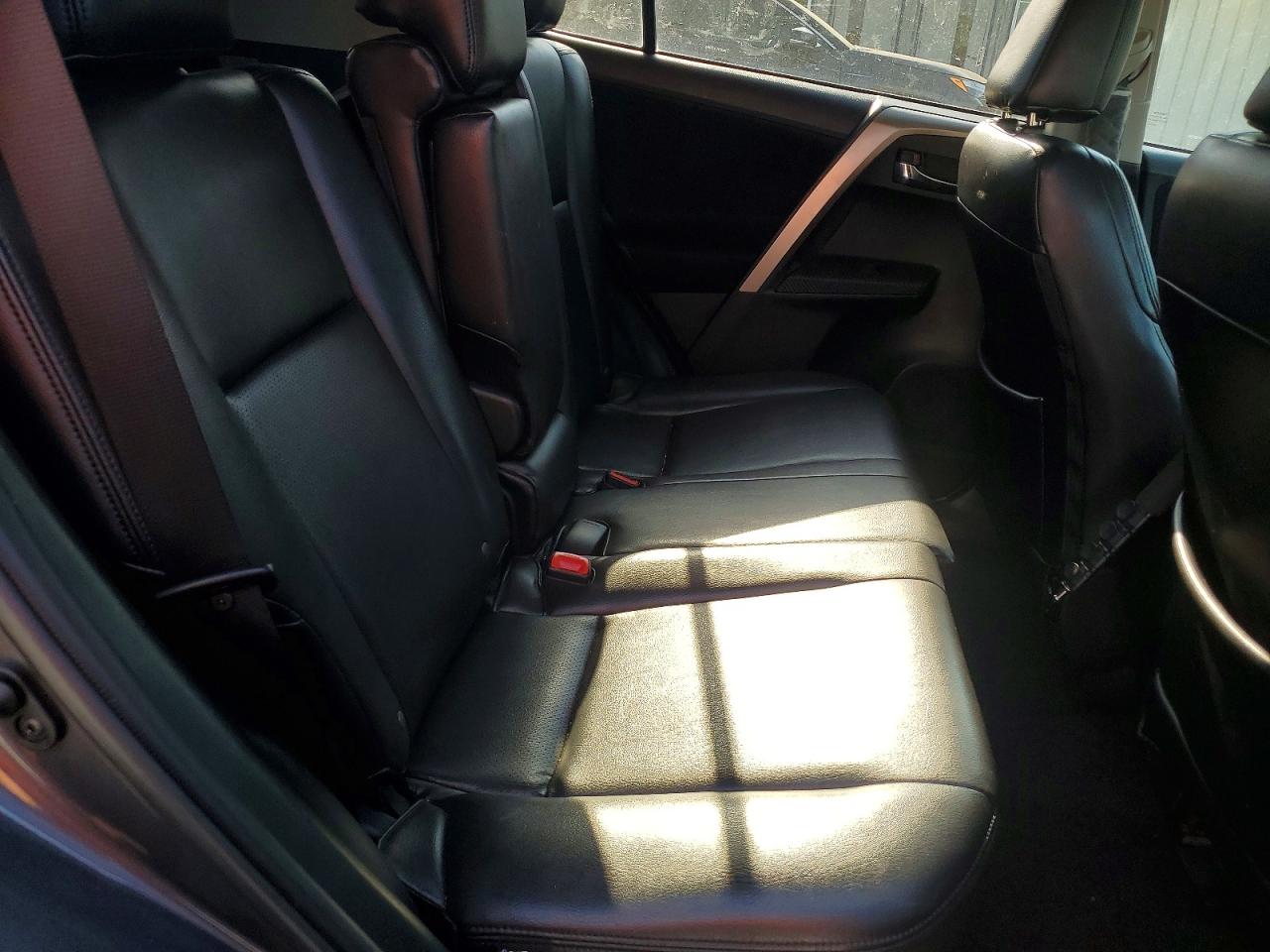 2015 TOYOTA RAV4 XLE photo 21