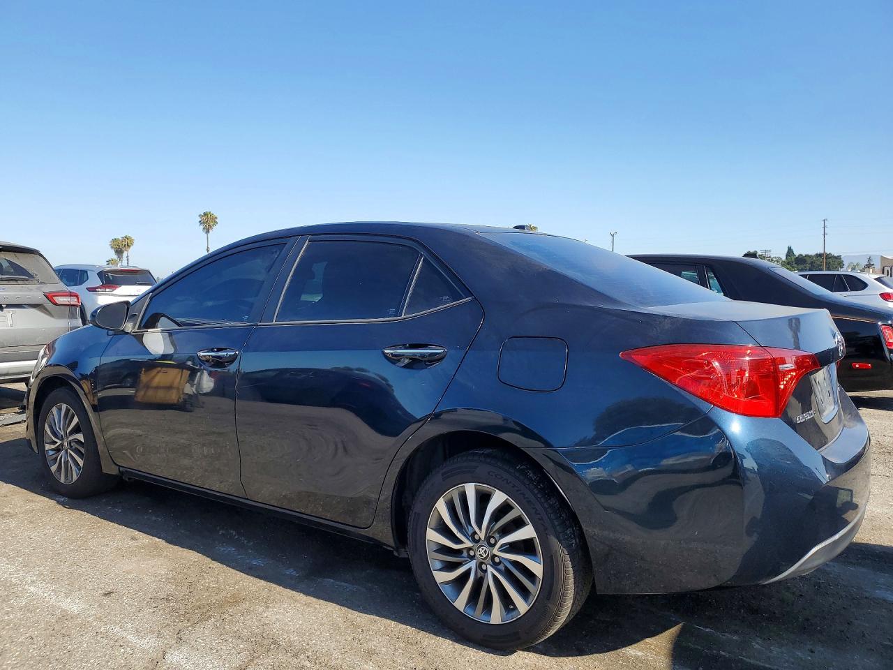 2017 TOYOTA COROLLA XLE photo 3