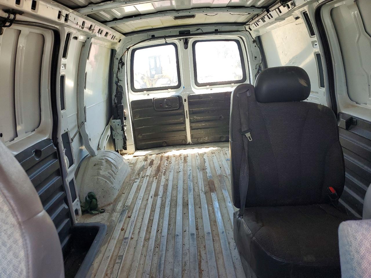 2003 GMC SAVANA G2500 photo 19
