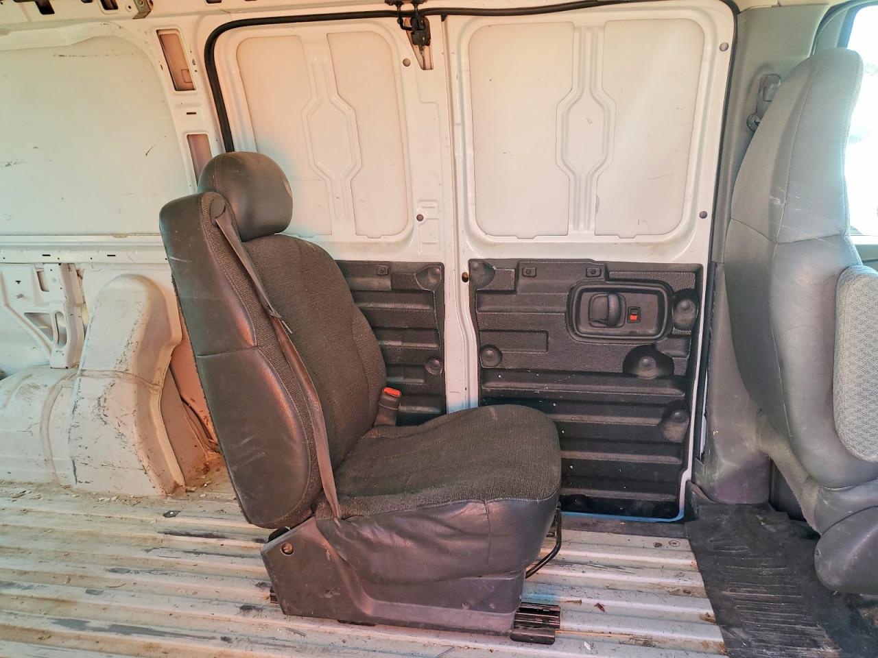 2003 GMC SAVANA G2500 photo 21